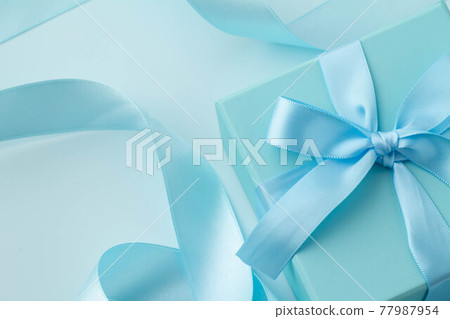 淺藍色背景,金絲帶,黃色向日葵禮物圖片 淺藍色背景,金絲帶,黃色向日葵禮物圖片 77987954