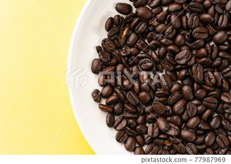 咖啡豆黃色背景 咖啡豆黃色背景 77987969