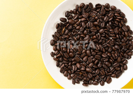 咖啡豆黃色背景 咖啡豆黃色背景 77987970