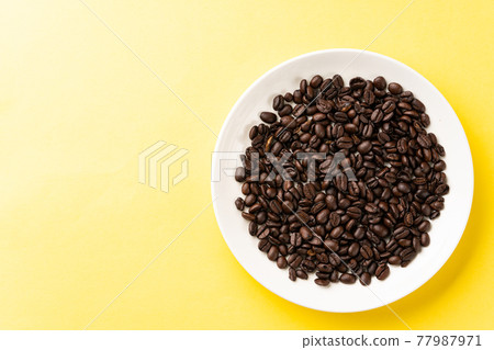 咖啡豆黃色背景 77987971