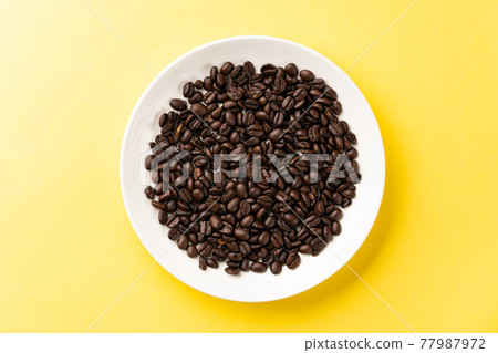 咖啡豆黃色背景 咖啡豆黃色背景 77987972