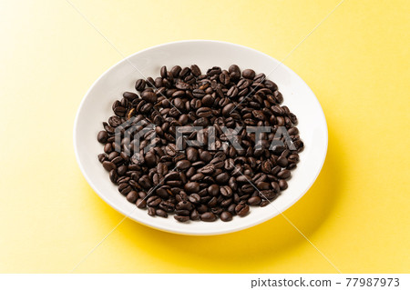 咖啡豆黃色背景 咖啡豆黃色背景 77987973