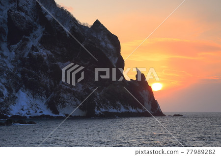 Benkei's sword rock and sunset in winter 77989282