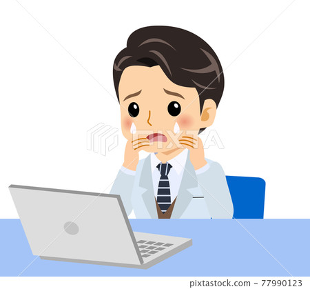 穿著白色衣服的一個年輕人 77990123