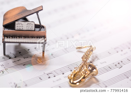 大鋼琴和薩克斯樂譜背景，室內工作室拍攝 77991416