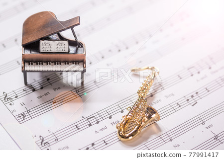 大鋼琴和薩克斯樂譜背景，室內工作室拍攝 77991417