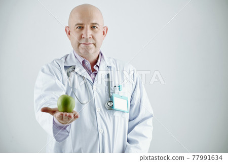 Doctor recommending to eat apple 77991634