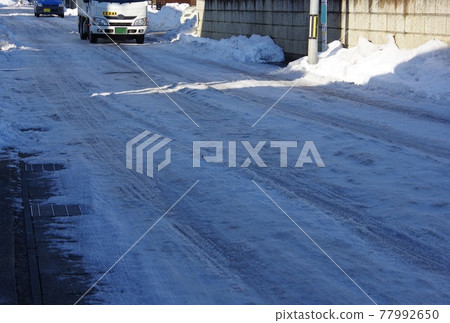 路面凍結 雪壓凍結的道路 路面凍結 雪壓凍結的道路 77992650
