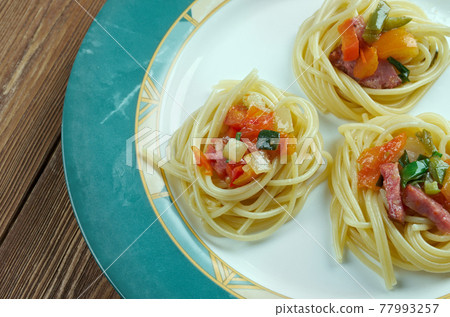 spaghetti noodles 77993257