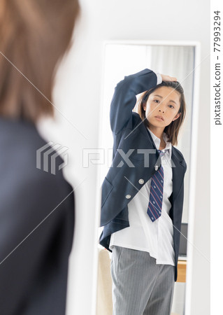 在鏡子前穿著褲子式製服的高中女生 在鏡子前穿著褲子式製服的高中女生 77993294