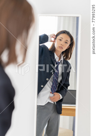 在鏡子前穿著褲子式製服的高中女生 在鏡子前穿著褲子式製服的高中女生 77993295