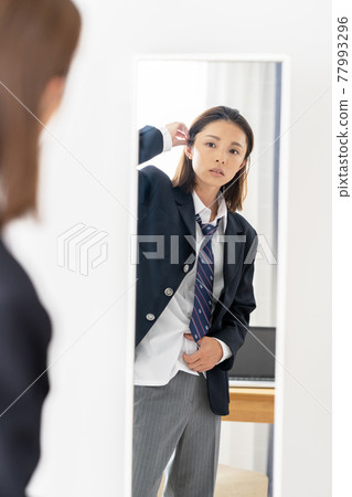 在鏡子前穿著褲子式製服的高中女生 在鏡子前穿著褲子式製服的高中女生 77993296