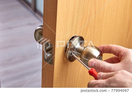 Repair of door handle with lock and latch, using screwdriver. 77994097