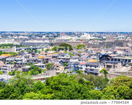 東京,藍天的郊區住宅區 東京,藍天的郊區住宅區 77994584