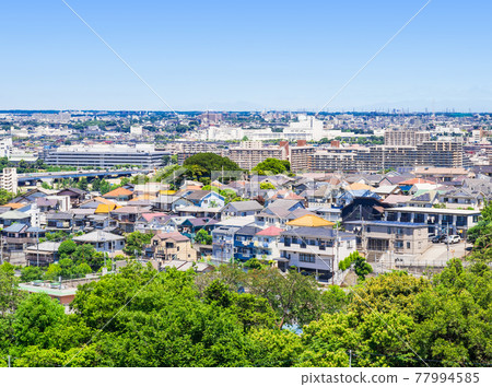 東京,藍天的郊區住宅區 東京,藍天的郊區住宅區 77994585