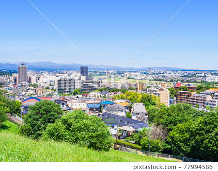 東京,藍天的郊區住宅區 東京,藍天的郊區住宅區 77994586