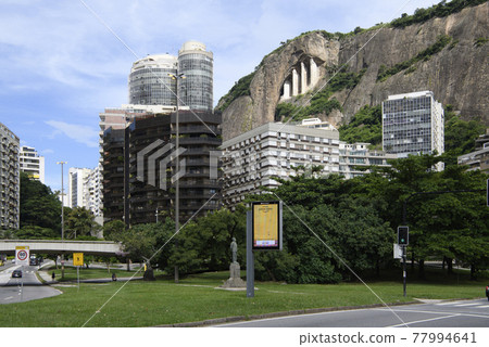 Rodrigo de Freitas Lagoon. Avenue Henrique Dodsworth. Moving transport and citizen 77994641