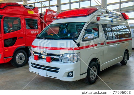 並排停放的消防車和救護車 並排停放的消防車和救護車 77996068