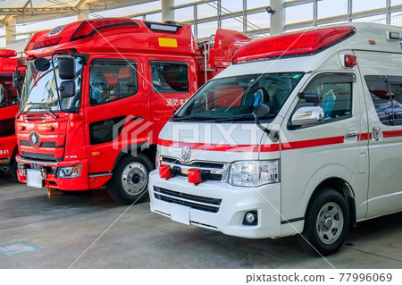 並排停放的消防車和救護車 並排停放的消防車和救護車 77996069