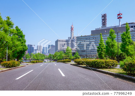 從國會前安靜的十字路口,皇宮外苑周圍的政府辦公室和丸之內的摩天大樓 從國會前安靜的十字路口,皇宮外苑周圍的政府辦公室和丸之內的摩天大樓 77996249