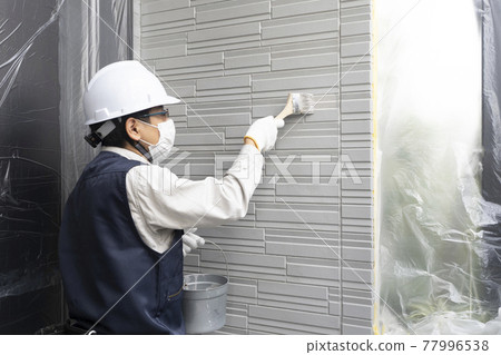 Painter who paints the outer wall of a detached house Painter who paints the outer wall of a detached house 77996538