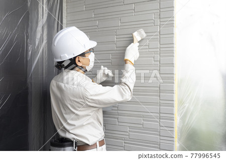 油漆獨立式房屋外牆的畫家 油漆獨立式房屋外牆的畫家 77996545
