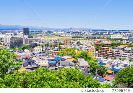 東京,藍天的郊區住宅區 東京,藍天的郊區住宅區 77996749