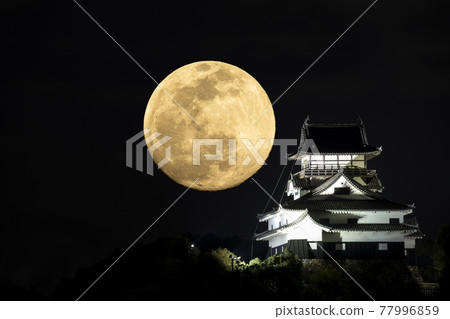 [愛知縣]犬山城和滿月（圖片素材） 77996859