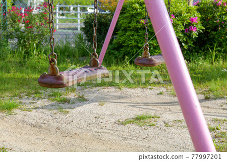 公園裡的粉色鞦韆 公園裡的粉色鞦韆 77997201