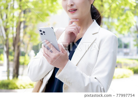 Business scene, woman, smartphone 77997754