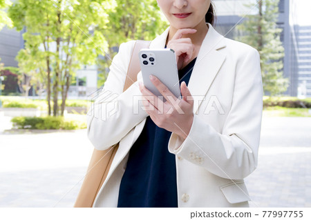 Business scene, woman, smartphone 77997755
