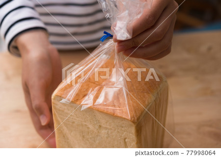 Tasty bread 77998064