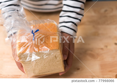 Tasty bread 77998066