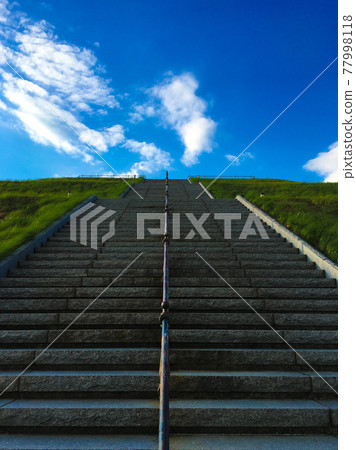 樓梯和藍天在你面前蔓延 77998118