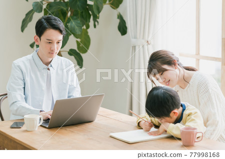 父親與學習的孩子遠程工作 父親與學習的孩子遠程工作 77998168