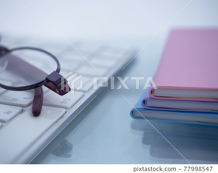 Business image · notebook · PC · glasses · female 77998547