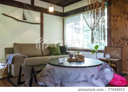 A room with a kotatsu, sofa and kotatsu, winter image, old Japanese-Western style house, lifestyle image material 77999055