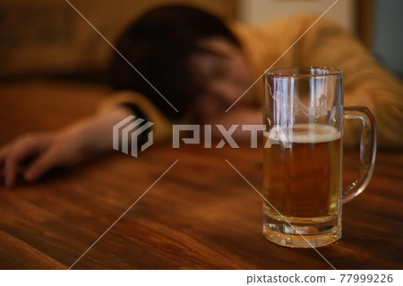 A woman who drinks and sleeps 77999226