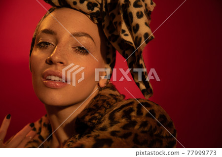 Woman with piercing wearing leopard look looking at the camera 77999773