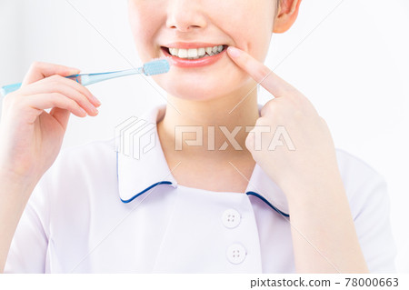 護士在使用牙刷時指指點點 78000663