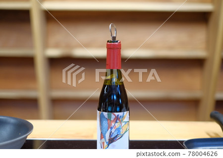 How to open wine without corkscrew 78004626