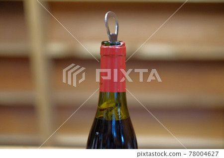 How to open wine How to open wine 78004627