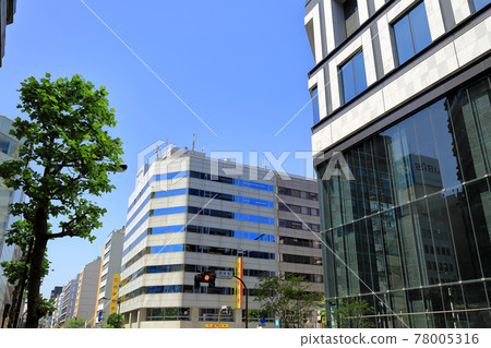 Kayabacho 十字路口附近的東京日本橋 Kabutocho 城市景觀 78005316