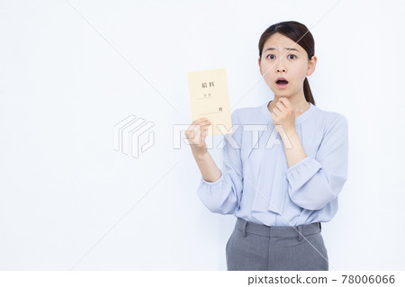Surprised business woman in her thirties Surprised business woman in her thirties 78006066