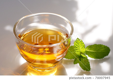 Mint leaves and herbal tea Herbal tea by the window 78007945