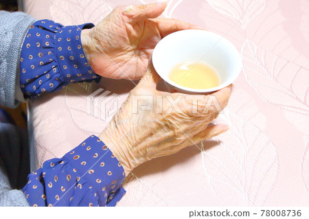 Senior tea drink 78008736