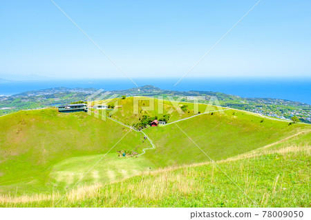 Scenery of Mt. Omuro, Izu (Spring): View of the summit Scenery of Mt. Omuro, Izu (Spring): View of the summit 78009050