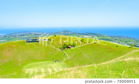 Scenery of Mt. Omuro, Izu (Spring): View of the summit 78009051