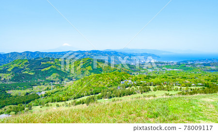 伊豆大室山風景(春季):遠眺富士山和灘相模 伊豆大室山風景(春季):遠眺富士山和灘相模 78009117