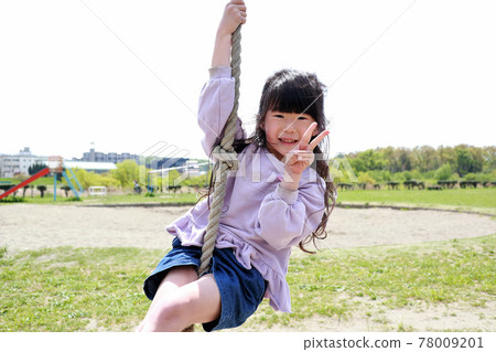 Girls playing with Tarzan rope 78009201